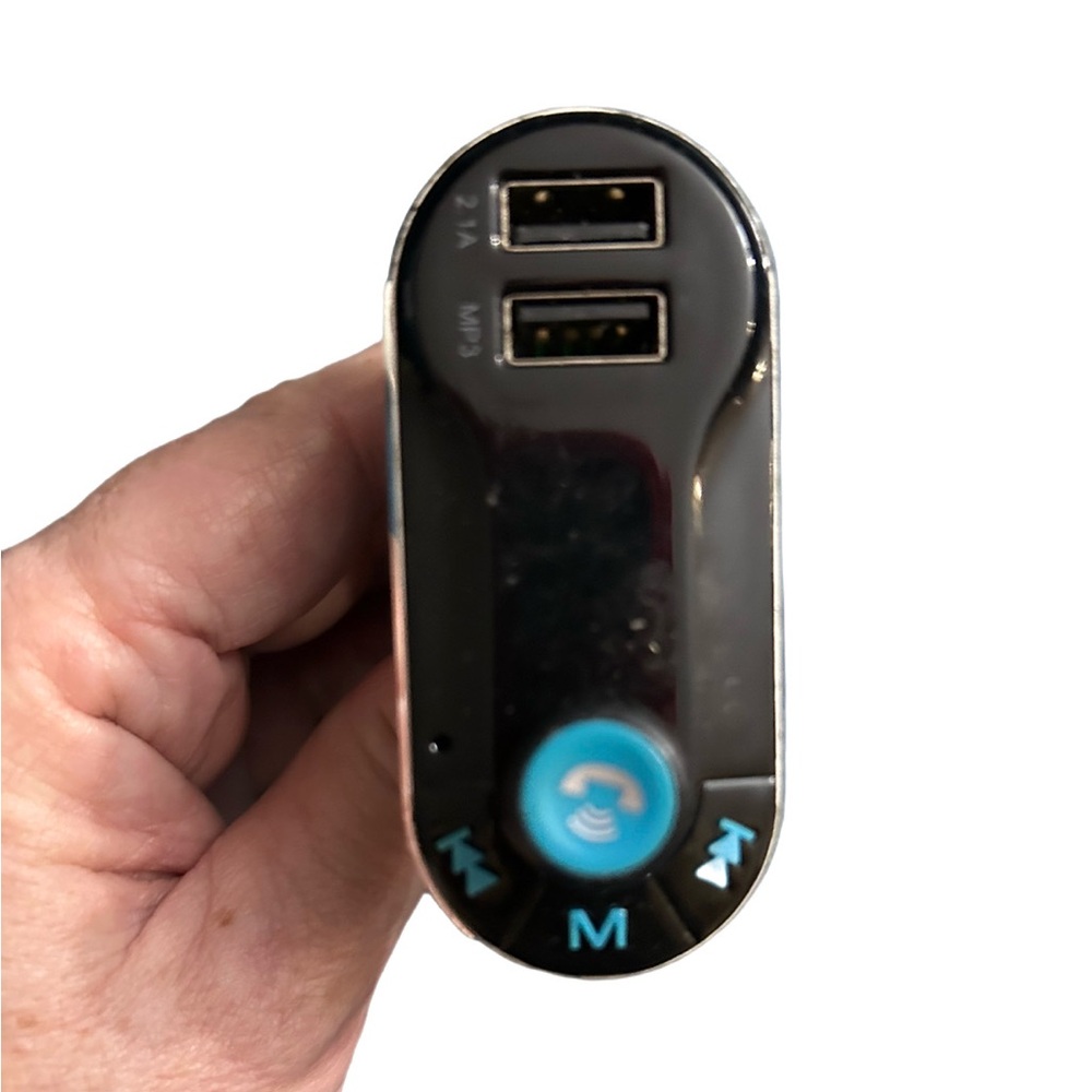 BLUE TOOTH CAR FM TRANSMITTER AND CHARGER